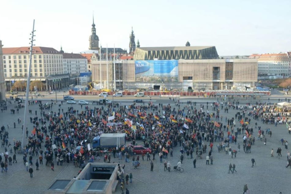 PEGIDA will Jahrestag auf dem Altmarkt feiern, die Stadt lehnt ab.