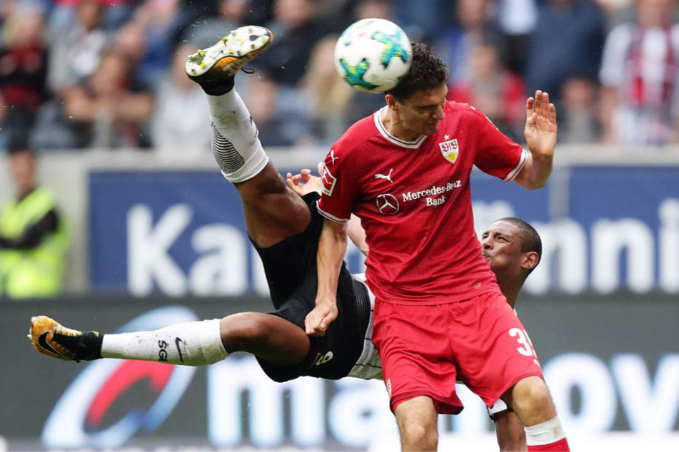 Sébastien Haller, hier hinter Marcin Kaminski, erzielte das Siegtor gegen Stuttgart per Seitfallzieher.