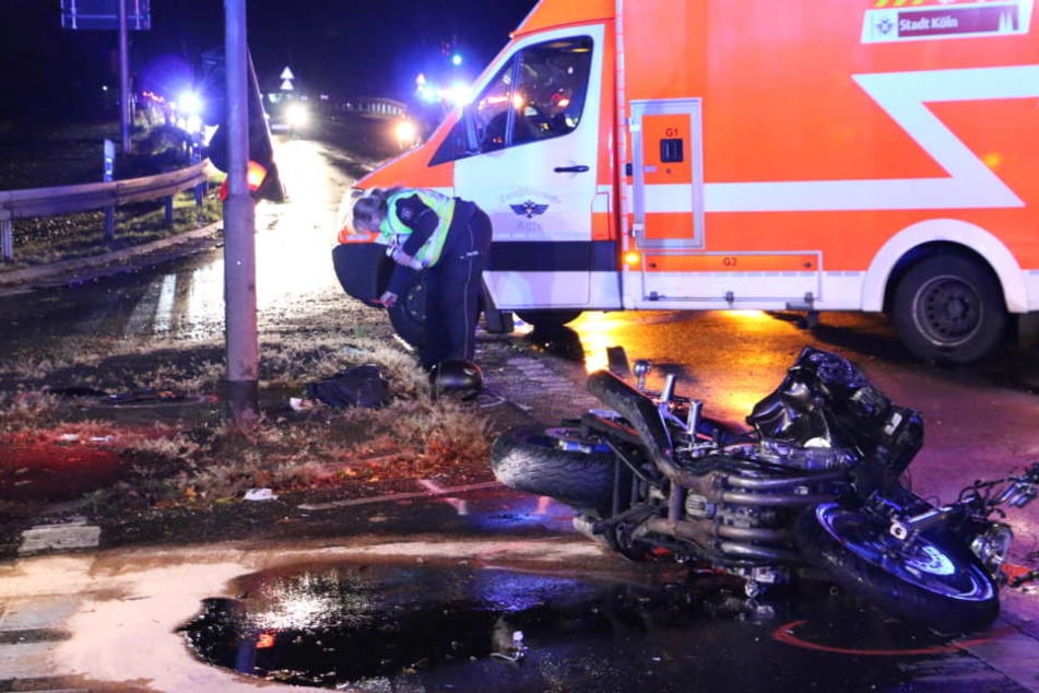Das Motorrad lag nach dem Unfall am Boden. Der Fahrer starb vor Ort aufgrund der schweren Verletzungen.
