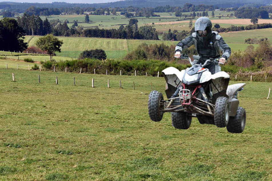Ein Quadfahrer hat sich bei einem Sturz im Gelände bei Madelungen schwer verletzt (Symbolbild).