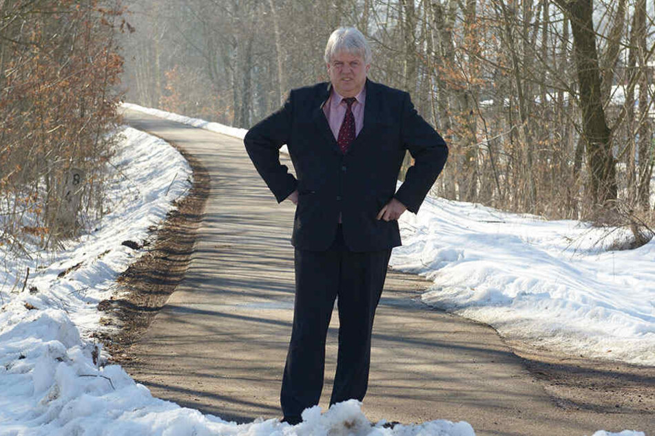 Bürgermeister Dieter Greysinger (51, SPD) hat den jahrelangen Kampf um den
Radweg satt und hofft jetzt auf Baurecht.