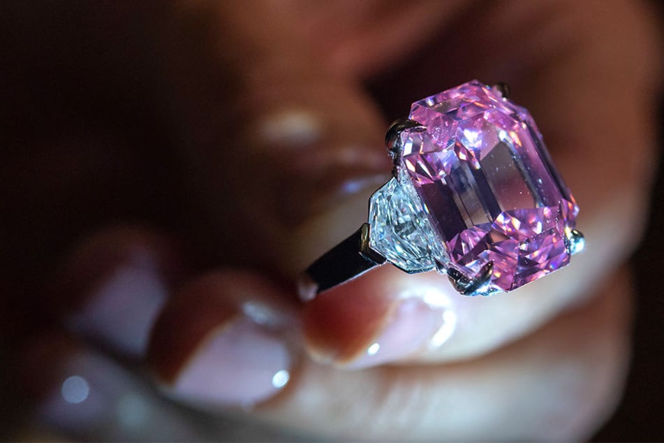 Der rosafarbene Diamant hat knapp 19 Karat.