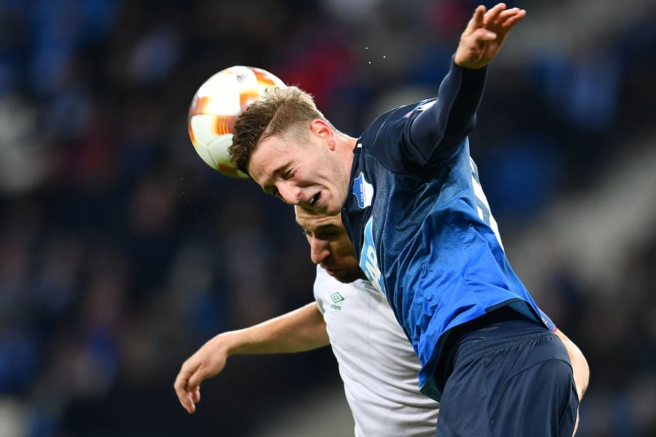 Im Kopfball-Zweikampf: Hoffenheims Meris Skenderovic (r) und Svetoslav Dyakov von Ludogorets Rasgrad.