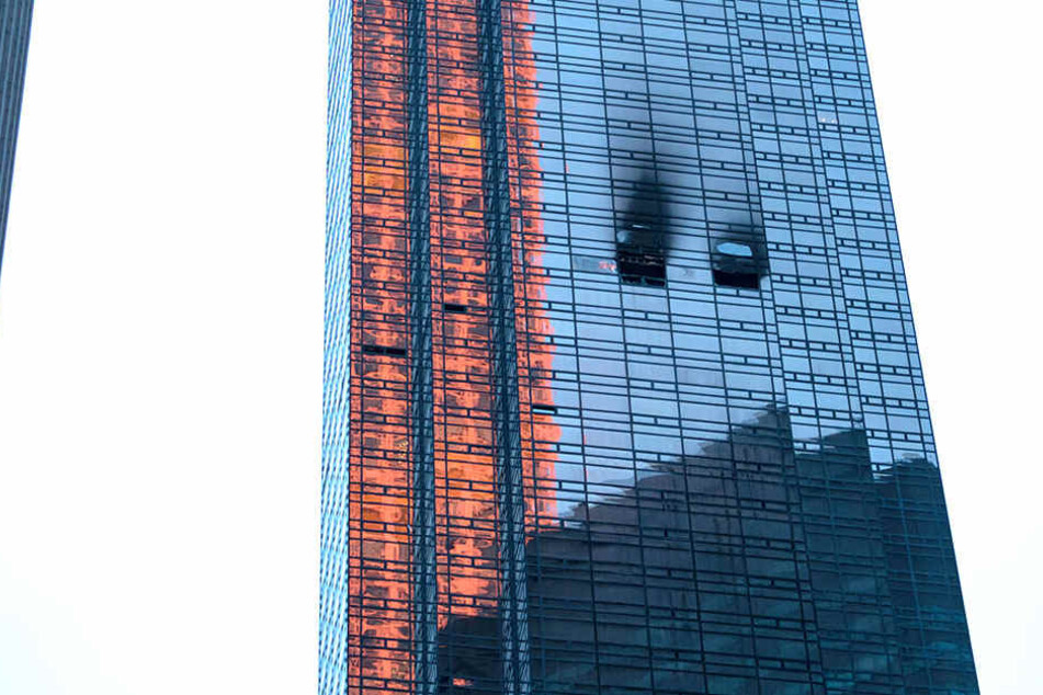 Durch den Brand breitete sich jede Menge Rauch am Trump Tower aus.