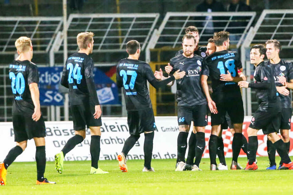 Die namhaften Spieler um Carsten Kamlott und Jan Löhmannsröben sollen seit zwei Monaten auf ihr Gehalt und ihre Prämien warten.