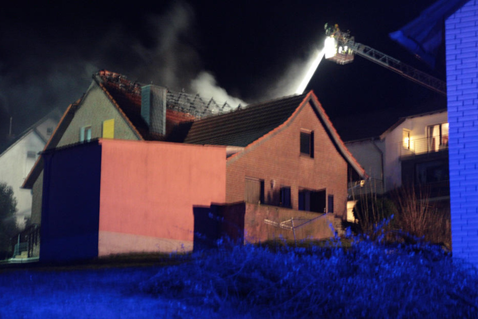 Die Flammen schlugen weit aus dem Dachboden hinaus.