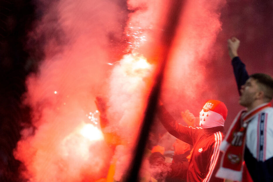 Kölner Fans brennen Pyros ab.