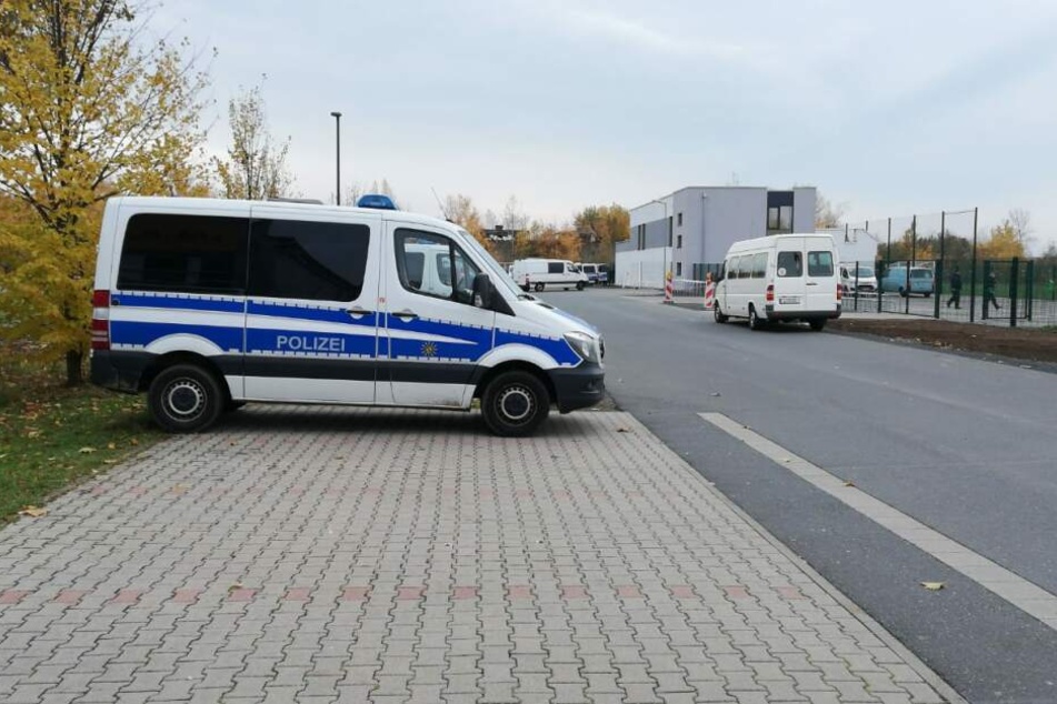 Seit Dienstagmorgen sind zahlreiche Polizisten um das neue Stadion in Grimma im Einsatz. TAG24 hat nachgefragt, was es damit auf sich hat.