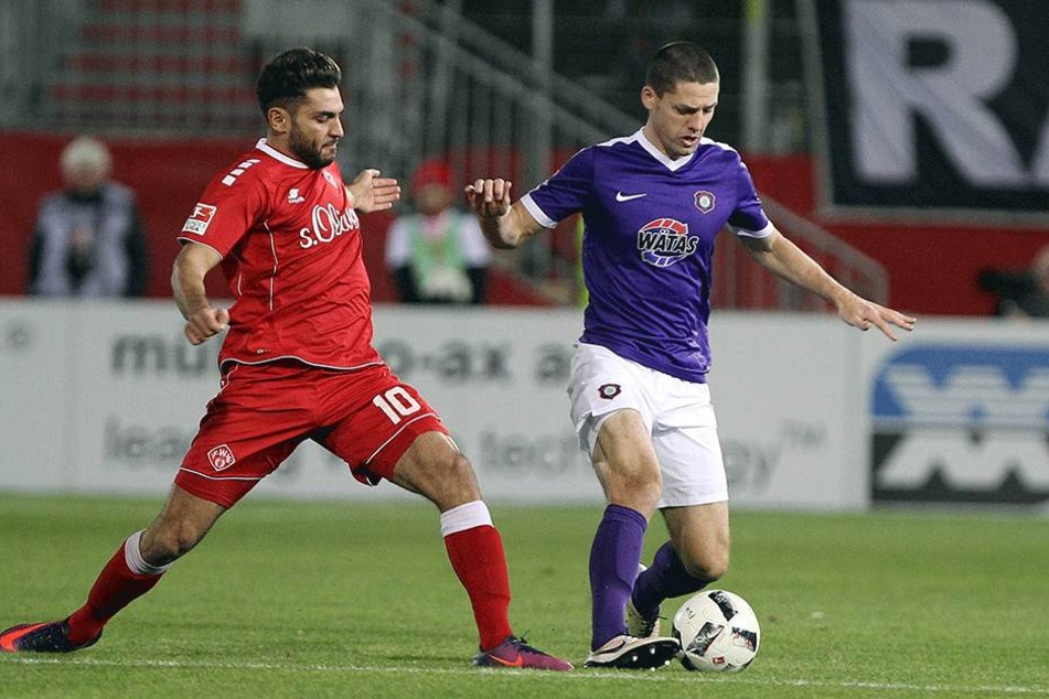 Nejmeddin Daghfous FC Würzburger Kickers im Zweikampf mit Adam Susac, der mit seinem Eigentor Würzburg in Führung