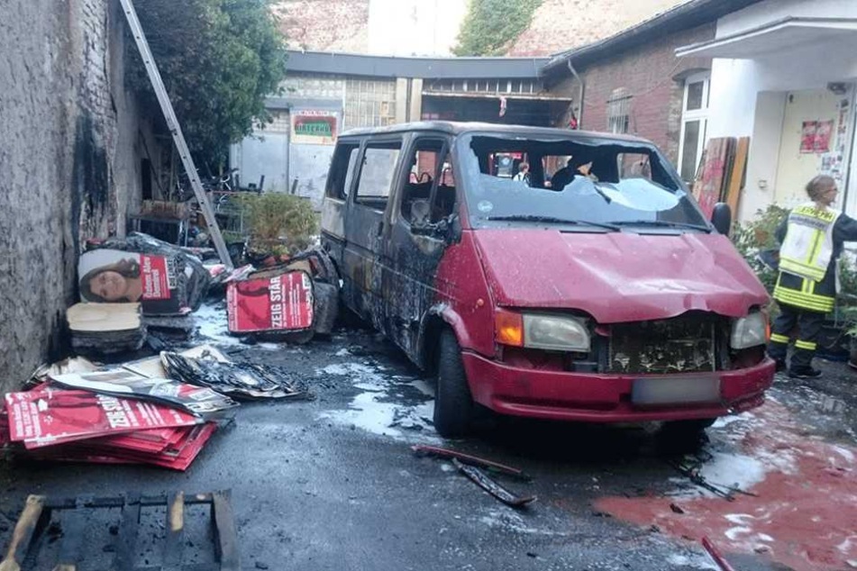 3000 Wahlplakate und ein Transporter der Partei Die Linke wurden Opfer der Flammen.