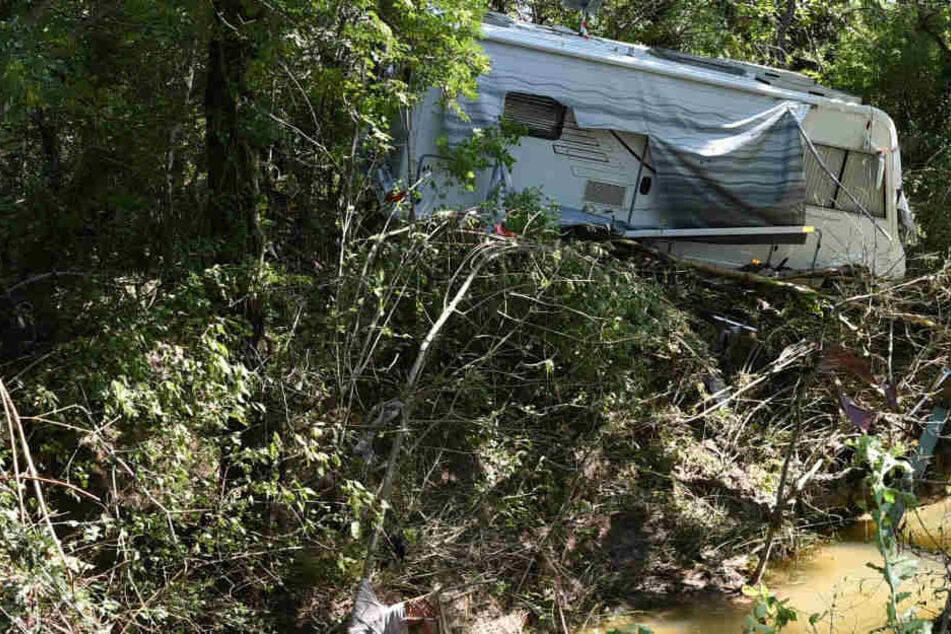 Ein durch die schweren Unwetter in Südfrankreich beschädigter Wohnwagen steht im überschwemmten Gebiert.