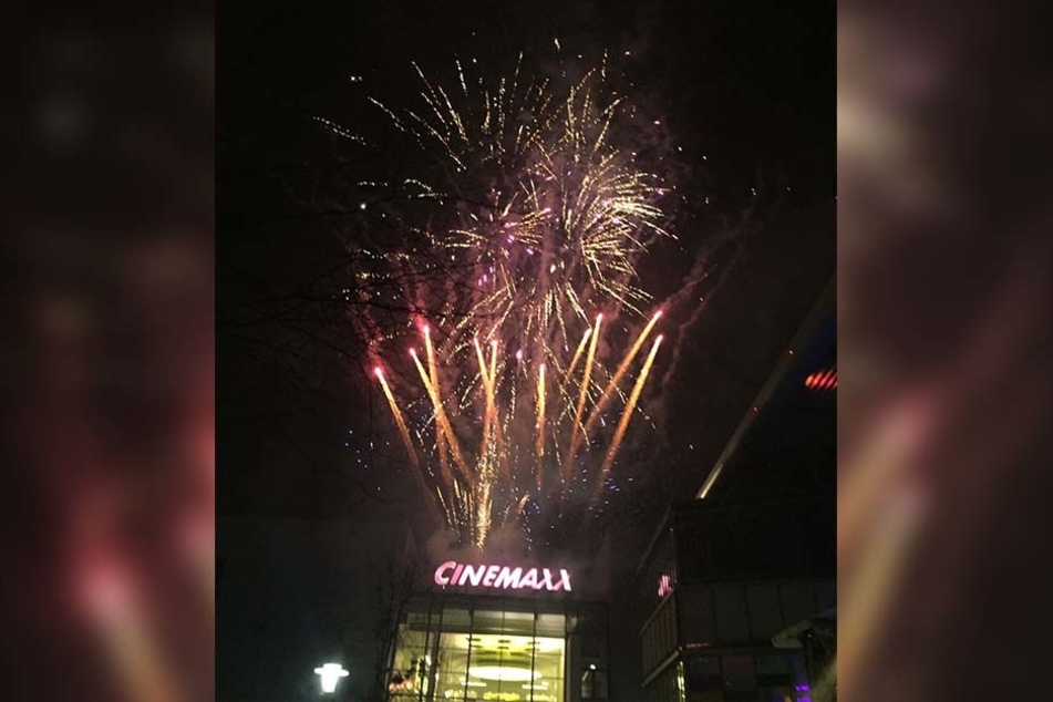 Am Boulevard in Bielefeld fand trotz Böllerverbot ein Feuerwerk statt.