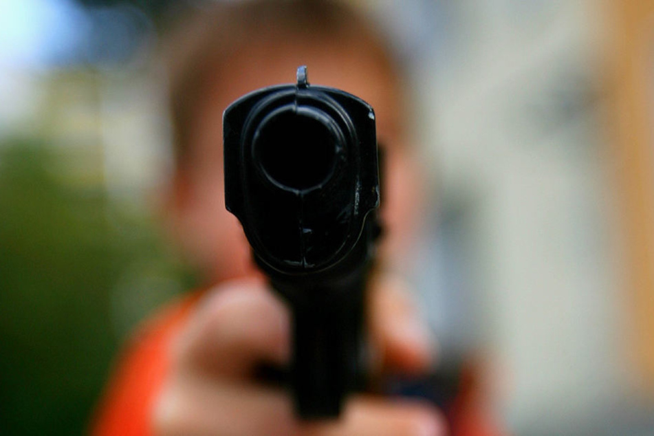Mit einer Softair-Waffe verletzten zwei Schüler ein Mädchen am Bein. (Symbolbild)