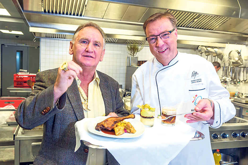 Zirkusdirektor Mario Müller-Milano (68, l.) und Gourmet-Koch Mario Pattis
(47) lassen es sich schon vor der Premiere des 22. Dresdner Weihnachts-Circus schmecken.