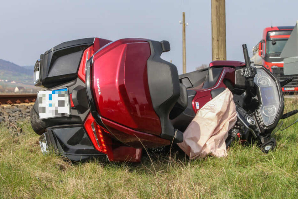 Ein Motorradfahrer wurde in Bayern bei einem Unfall schwer verletzt.