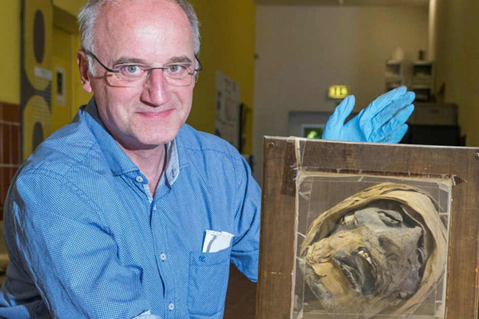 Christoph Heiermann (59) vom Sächsischen Landesamt für Archäologie und seine Kollegen haben den Mumienkopf zuerst untersucht, ihn dann weiter an die Kollegen vom Ägyptischen Museum Leipzig gegeben.