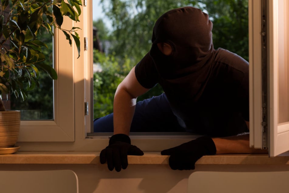 Die 83-Jährige stellte den Einbrecher zur Rede und hielt ihn fest. (Symbolbild)