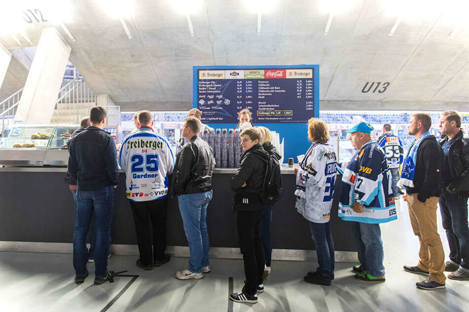 Neuen Bierpreis schlucken oder gleich einen Liter-Becher verlangen? Die Eislöwen-Fans haben am Cateringstand die Wahl!
