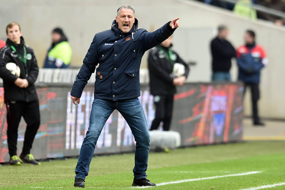 DSC-Trainer Jürgen Kramny fordert von seinem Team Sonntag die richtige Einstellung auf dem Platz.