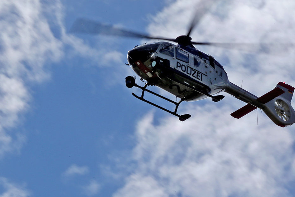 Mit einem Polizeihubschrauber wurde nach dem flüchtigen Fahrer gefahndet.(Symbolbild)