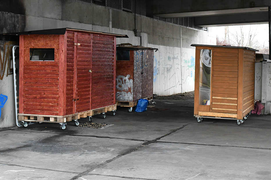 Holzhütten für Obdachlose stehen in Berlin unter einer Autobahnbrücke unweit des Bahnhofs Pankow-Heinersdorf.