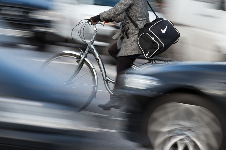 Der VW-Fahrer fuhr weiter geradeaus, obwohl er hätte rechts abbiegen müssen. Das wurde dem Radfahrer zum Verhängnis (Symbolbild).