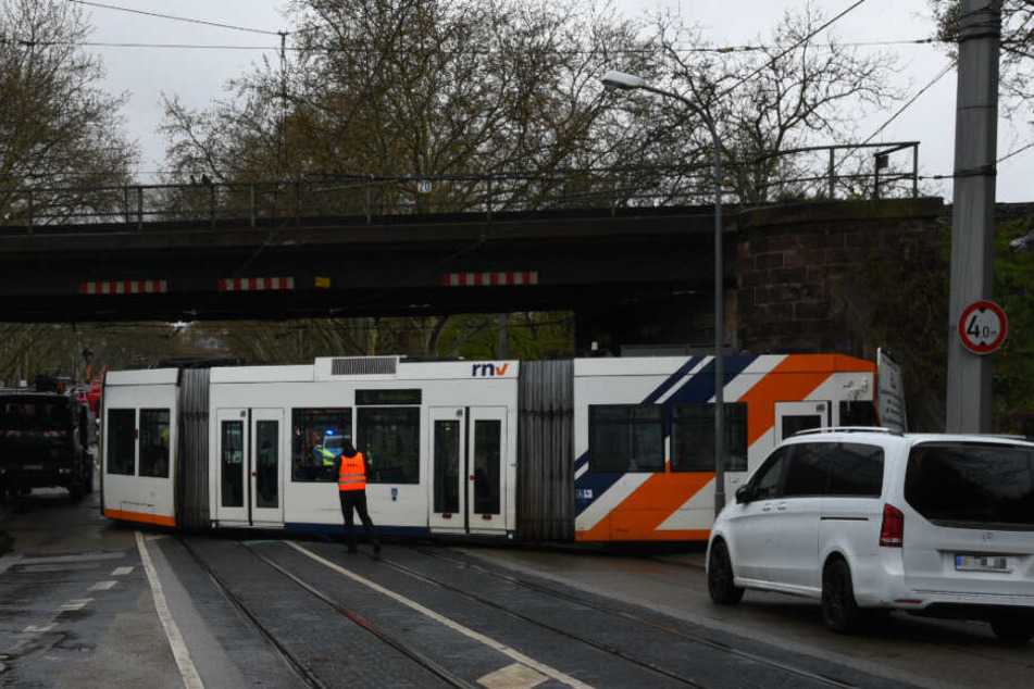 Die Straßenbahn kollidierte mit einem Lkw.