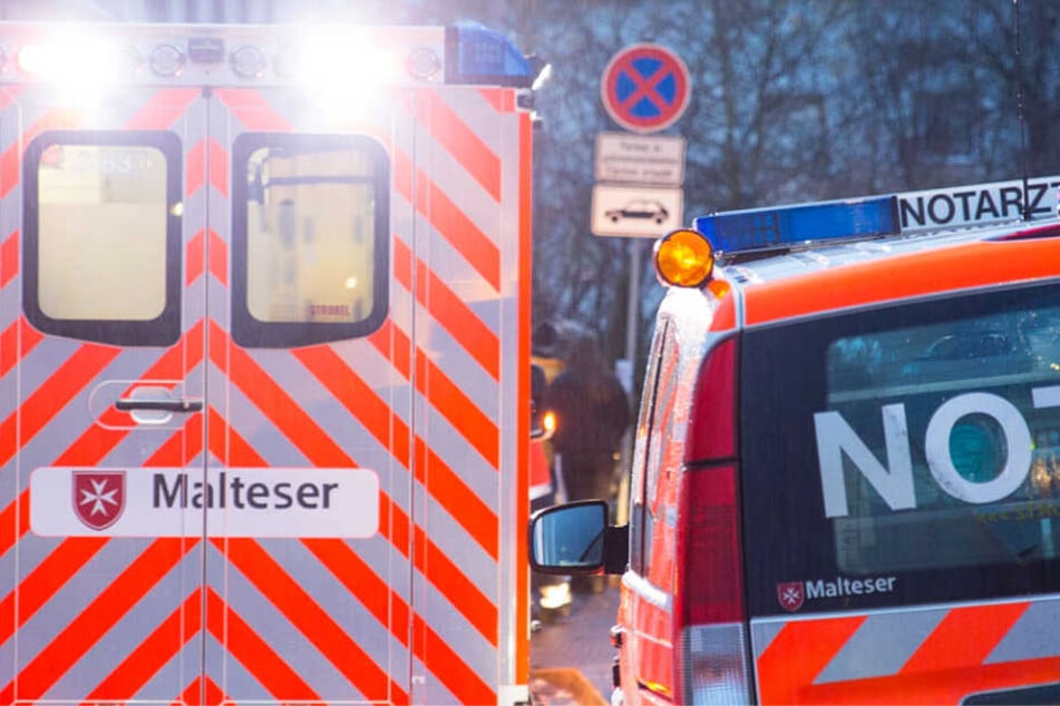 Der 44-jährige Lkw-Fahrer wurde eingeklemmt und schwer verletzt (Symbolbild).