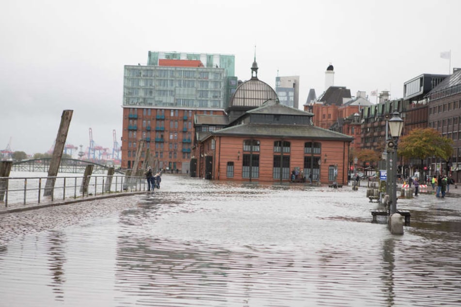 Am Hamburger Fischmarkt trat die Elbe über das Ufer.