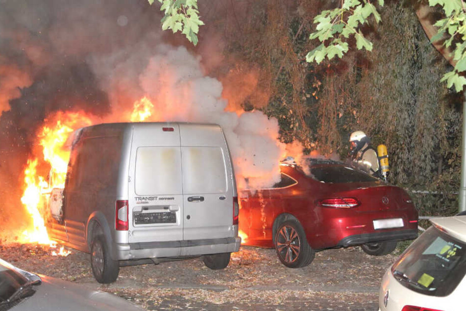 Ein Feuerwehrmann kämpft gegen die Flammen.