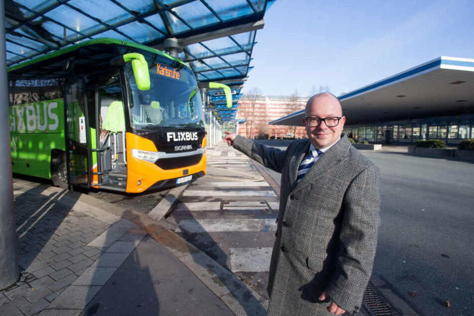 Alternative zu Bahn und Pkw: Bundestagsabgeordneter Frank-Müller Rosentritt (35, FDP) am Busbahnhof mit einem Flixbus