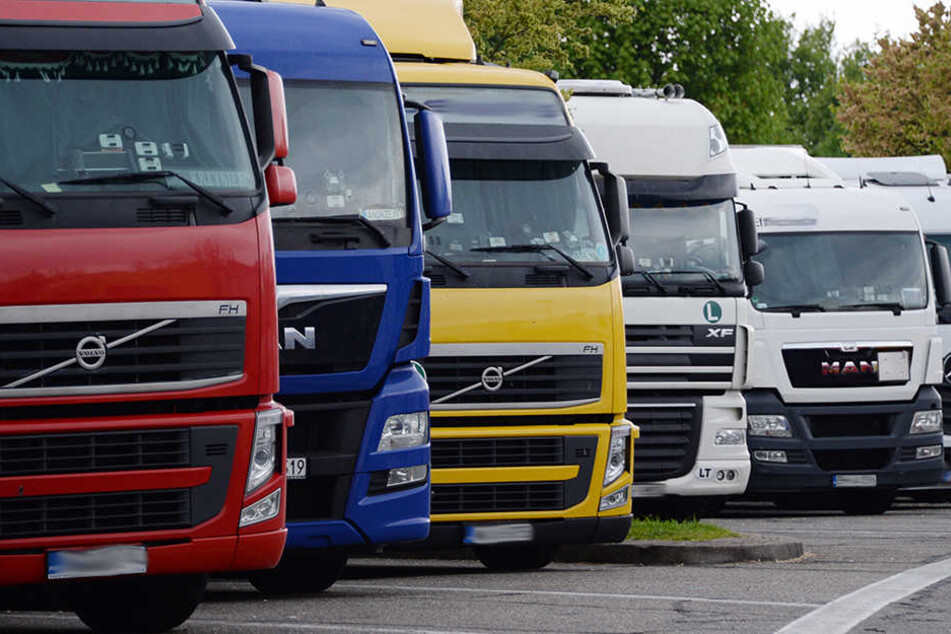 An zwei LKWs auf dem Parkplatz "Rossauer Wald" wurden nachts Planen aufgeschlitzt. (Symbolbild)