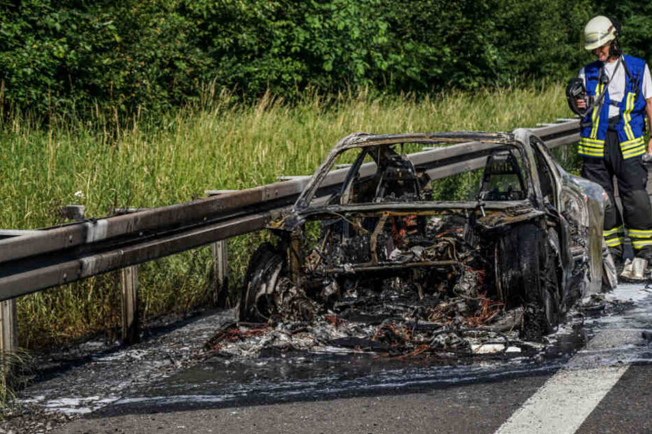 Der Porsche brannte völlig aus.