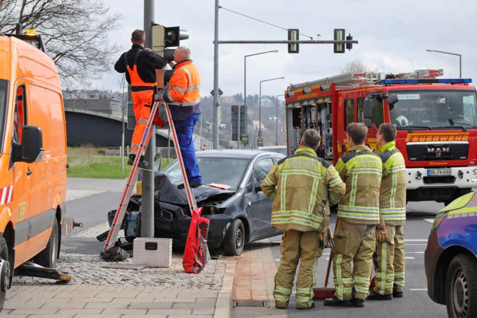 Die Fahrerin wurde verletzt ins Krankenhaus gebracht.