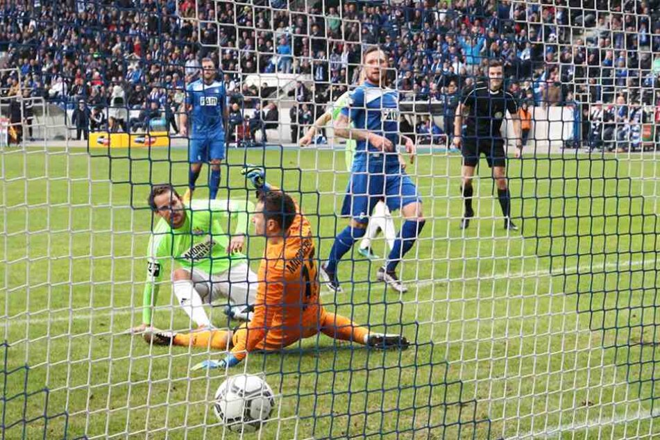 Erst verschossen, dann getroffen. Anton Fink stochert den Ball nach seinem verschossenen Strafstoß zum 2:0 ins Tor.