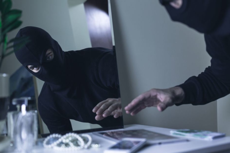 Der Dieb hebelte die Eingangstür auf und entwendete aus dem Büro Schmuck, Geld und Schlüssel. (Symbolbild)