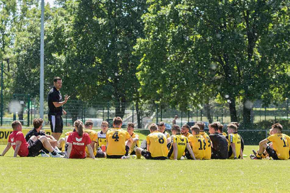 Wenn der Trainer redet, ist Zuhören angesagt! Cristian Fiel spricht nach dem letzten Punktspiel zu seiner Mannschaft.