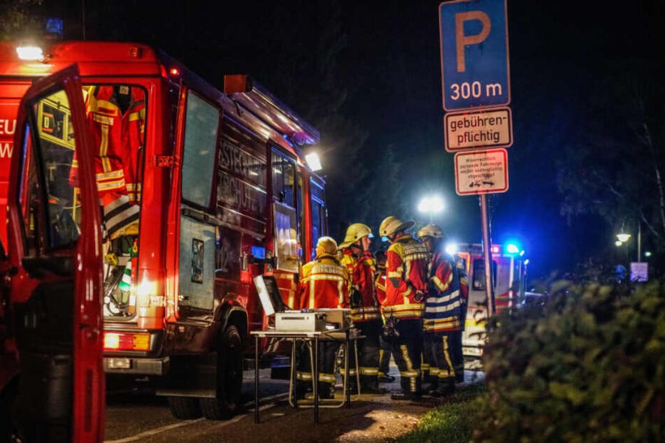 Feuerwehrleute neben dem Fußballplatz.