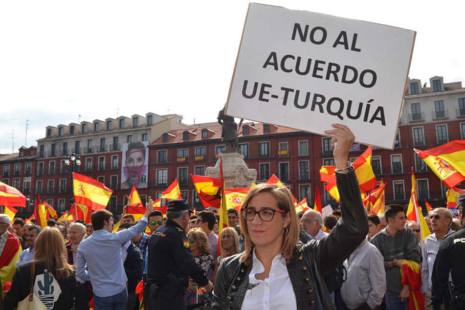 Menschen mit spanischen Flaggen demonstrieren gegen das geplante Trennungsreferendum in Katalonien.