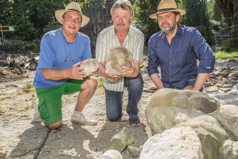 Sensationeller Fund: Bauleiter Thomas Bauer (51, v.l.), Bürgermeister Dietmar Noack (65, CDU) und Steinbildhauermeister Sven Schubert (54) mit dem geborgenen Herkules.