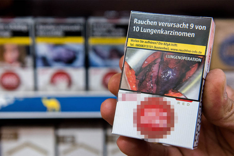 Solche Schockfotos auf Zigarettenpackungen müssen im Supermarkt nicht zwangsweise sichtbar aufgestellt werden. So hat es das Landgericht München jetzt entschieden.