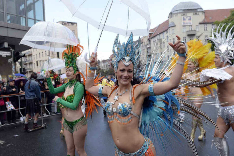 Auch in diesem Jahr werden Samba-Tänzerinnen ihre Hüften beim Karneval der Kulturen schwingen.