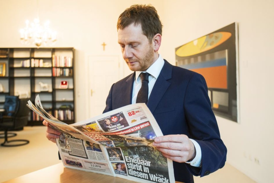 Konzentrierter Leser: MP Michael Kretschmer beim morgendlichen Studium der Morgenpost.