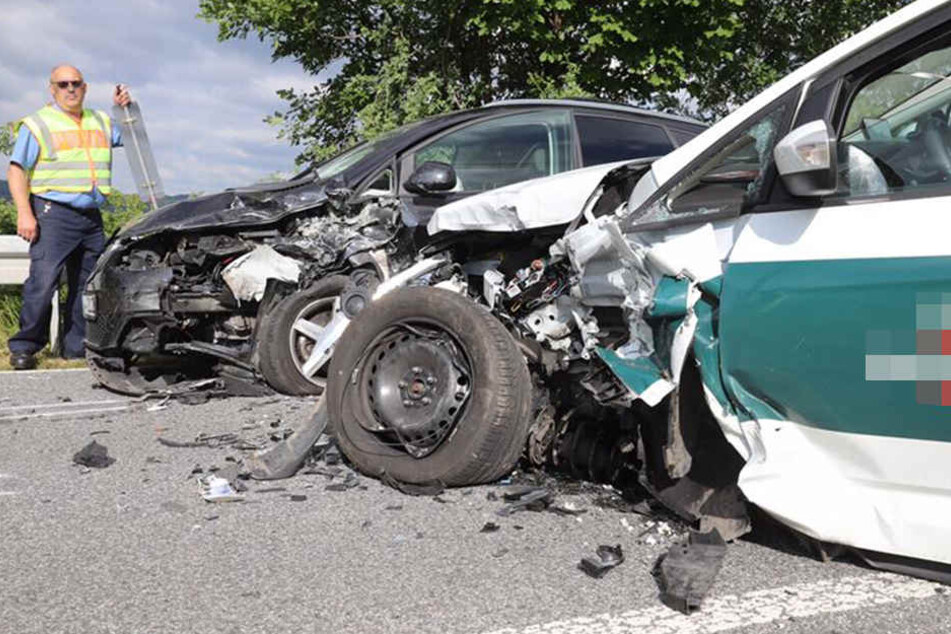 An beiden Fahrzeugen entstand Totalschaden.