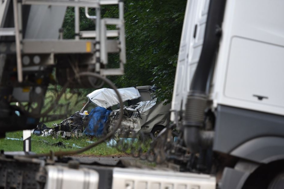 Schrecklicher Unfall auf der B97: Ein Renault krachte frontal in einen Lkw.