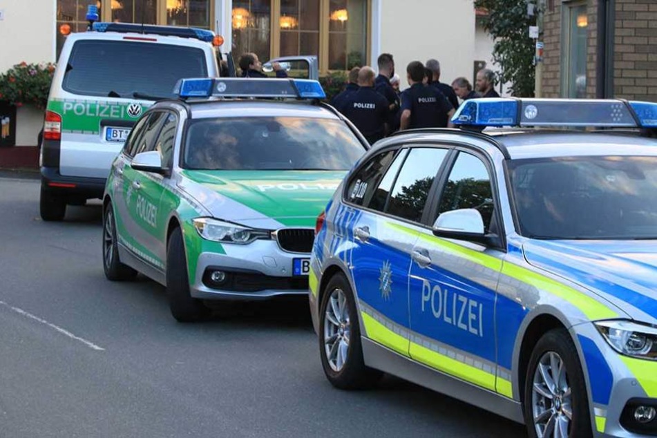 Die Polizei stürmt am Freitag die Wohnung des mutmaßlichen Tatverdächtigen (Symbolbild).