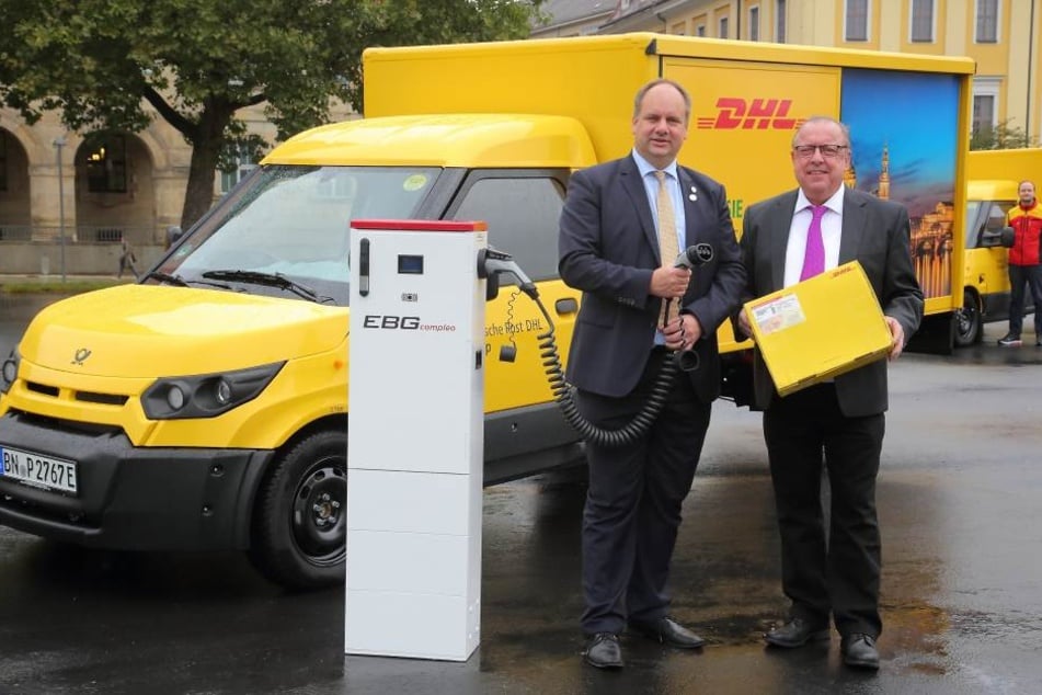 Dresdens Oberbürgermeister Dirk Hilbert (FDP) mit dem Niederlassungsleiter
der Deutschen Post, Helmut Steeg.