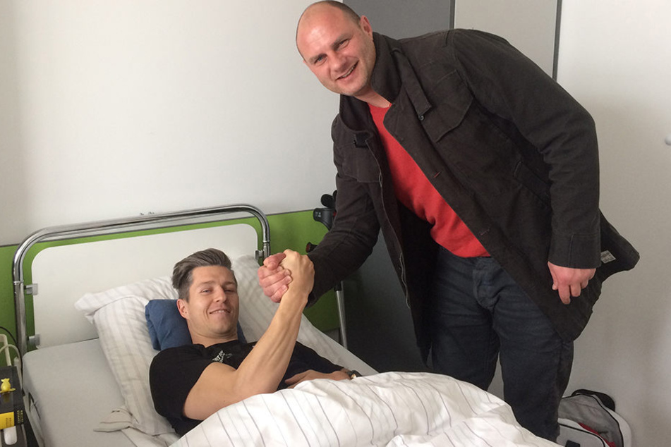 FSV-Sportdirektor David Wagner (r.) besuchte Christoph Göbel am Krankenbett.