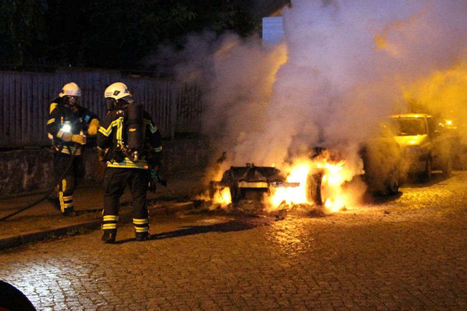 Zwischen 1 und 1.15 Uhr gingen in Anger-Crottendorf und in der Südvorstadt jeweils zwei Autos in Flammen auf.