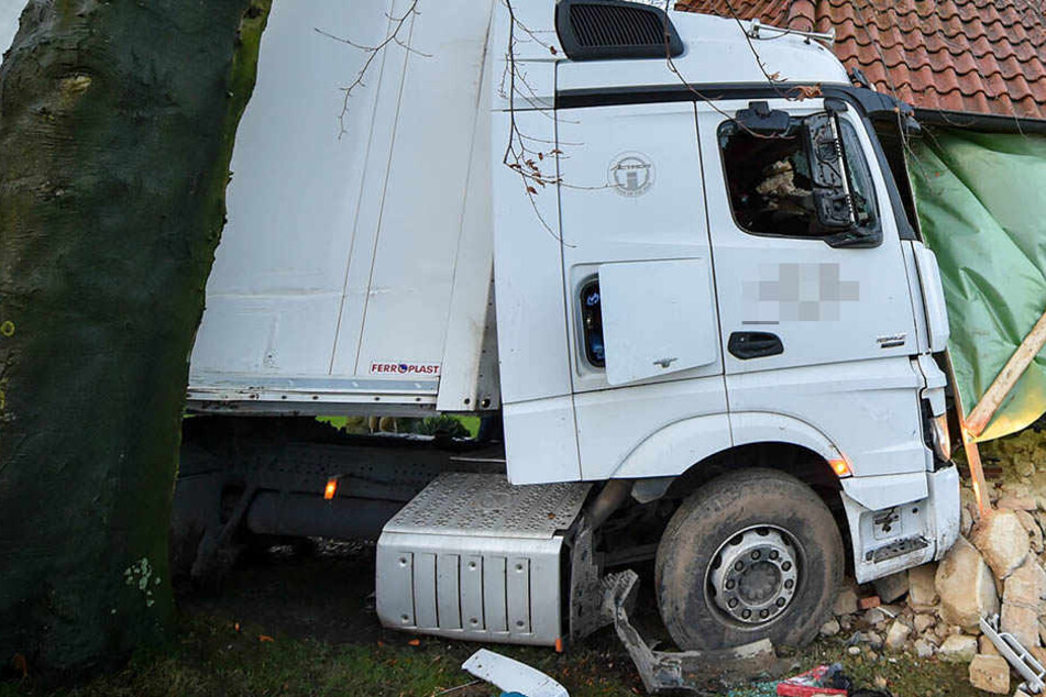der 66-Jährige krachte mit dem LKW frontal in eine Hauswand (Symbolbild)